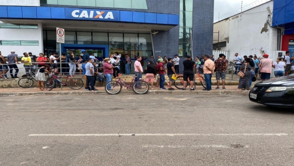 Filas gigantes e aglomerações são registradas na manhã desta segunda-feira em Rio Branco